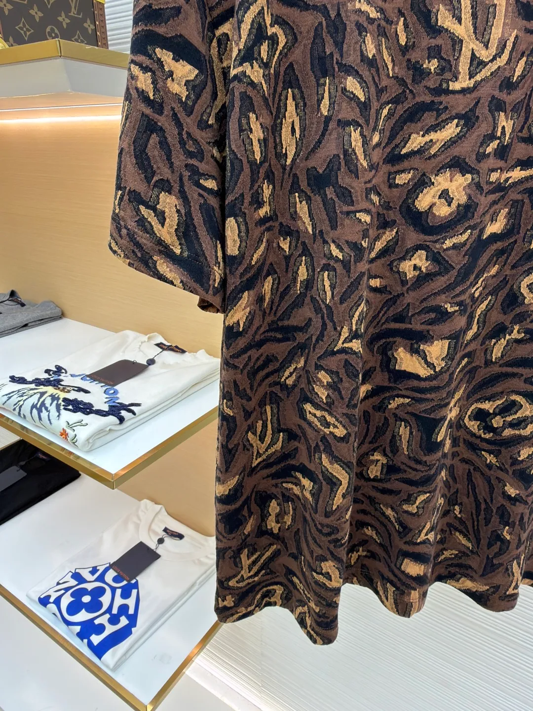 LOUIS VUITTON leopard print jacquard T-shirt ●Original version: 11100 purchase and development ●Item number: 1682343-A85 ●Fabric: cotton fabric ●Technology: jacquard production ●Color: leopard print ●Version: fitted version ●Weight: about 190 grams ●Size: XS-S-M-L ●Description: The fabric is custom-woven for 40 seconds of combed cotton flying thread jacquard knitted fabric. The jacquard device is made according to the YB finishing point. First, a 28-cylinder flying thread jacquard machine is used to position the full-width jacquard to weave the embryonic fabric. The yarn is tightly spun and dyed in 4 groups of yarns. The finished product is destroyed and the embryo base is cut by machine. Thread, the loss rate is as high as 50%, and the cost of 1000kg base embryo is less than 600kg, so the cost increases sharply. Later, it is washed and shaped with high temperature to ensure that the pattern is positioned the same as YB. The pattern is positioned and cut by hand, the lettering table is customized, and the work is finished with positioning and sewing, and specific three-mark washing. The overall wiring is straight and delicate, the fabric is comfortable and soft, and the color is consistent without color difference. It can be matched with the same style to create a fashionable look and control various occasions. Customized accessories, complete with three standards, same style for men and women!